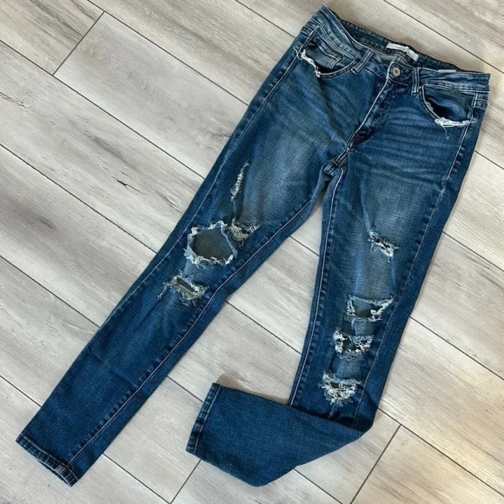 KanCan size 28 destroyed skinny jeans